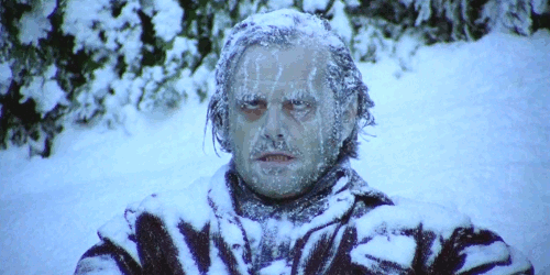 Homem coberto de neve e congelado