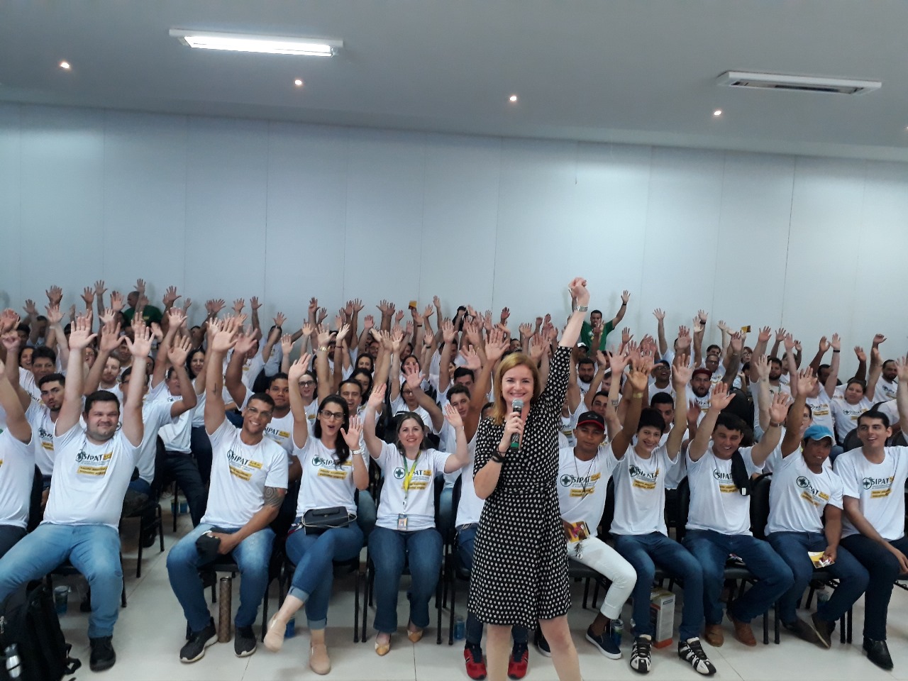 #PRATODOSVEREM: Foto da Sabrina, nova professora do Me Poupe+ com turma de coach