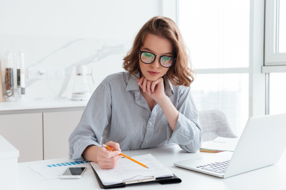Como calcular pró-labore: empreendedora faz contas no escritório